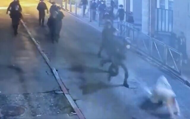 Border police officer shoves a man to the ground in the ultra-Orthodox neighborhood of Mea Shearim, April 4, 2020 (Screen grab) Border police officer shoves a man to the ground in the ultra-Orthodox neighborhood of Mea Shearim, April 4, 2020 (Screen grab)