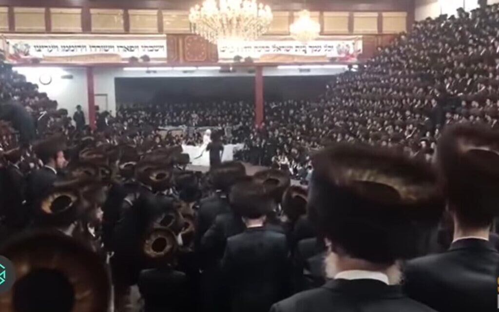 Thousands attend the wedding of the grandson of Satmar Rabbi Aaron Teitelbaum in Brooklyn on November 8, 2020. (Screencapture/YouTubue) Thousands attend the wedding of the grandson of Satmar Rabbi Aaron Teitelbaum in Brooklyn on November 8, 2020. (Screencapture/YouTubue)