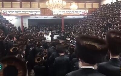 Thousands attend the wedding of the grandson of Satmar Rabbi Aaron Teitelbaum in Brooklyn on November 8, 2020. (Screencapture/YouTubue)