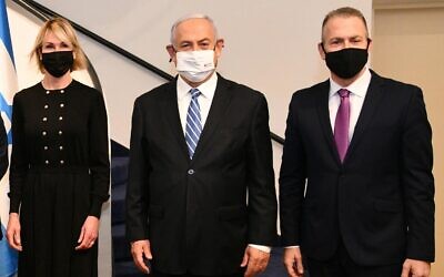US Ambassador to the UN Kelly Craft (L) meeting in Jerusalem with Prime Minister Benjamin Netanyahu (C) and Israel's UN Ambassador Gilad Erdan. (Haim Zach/GPO)