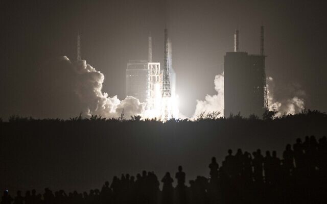 A Long March 5 rocket carrying China's Chang'e-5 lunar probe launches from the Wenchang Space Center on China's southern Hainan Island on November 24, 2020. (STR / AFP) A Long March 5 rocket carrying China's Chang'e-5 lunar probe launches from the Wenchang Space Center on China's southern Hainan Island on November 24, 2020. (STR / AFP)