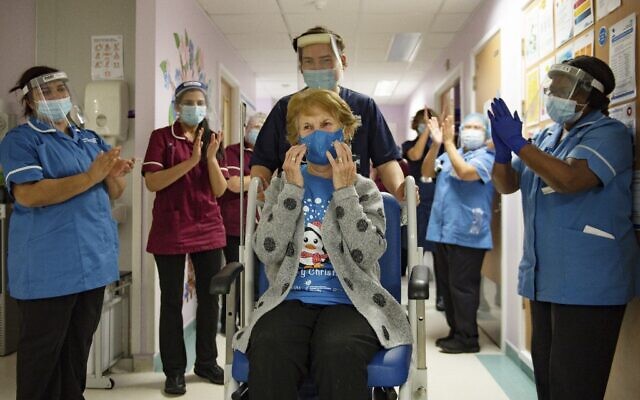 Margaret Keenan (C), 90, is applauded by staff as she returns to her ward after becoming the first person to receive the Pfizer-BioNtech COVID-19 vaccine at University Hospital in Coventry, central England, on December 8, 2020. (Jacob King / POOL / AFP) Margaret Keenan (C), 90, is applauded by staff as she returns to her ward after becoming the first person to receive the Pfizer-BioNtech COVID-19 vaccine at University Hospital in Coventry, central England, on December 8, 2020. (Jacob King / POOL / AFP)