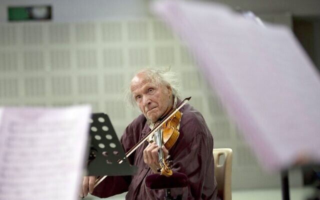 In this photograph taken on August 9, 2011, Israeli violinist Ivry Gitlis performs during a rehearsal with Una Stella Baroque musical ensemble in Marseille, southern France. (Bertrand Langlois/AFP) In this photograph taken on August 9, 2011, Israeli violinist Ivry Gitlis performs during a rehearsal with Una Stella Baroque musical ensemble in Marseille, southern France. (Bertrand Langlois/AFP)