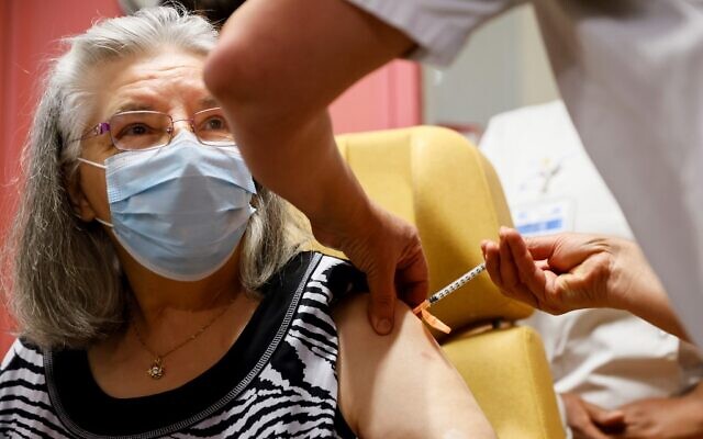 The first person in a national immunization program, Mauricette, a French 78-year-old woman, receives a dose of the Pfizer-BioNTech COVID-19 vaccine at the Rene-Muret hospital in Sevran, on the outskirts of Paris, on December 27, 2020. (Thomas SAMSON / various sources / AFP) The first person in a national immunization program, Mauricette, a French 78-year-old woman, receives a dose of the Pfizer-BioNTech COVID-19 vaccine at the Rene-Muret hospital in Sevran, on the outskirts of Paris, on December 27, 2020. (Thomas SAMSON / various sources / AFP)