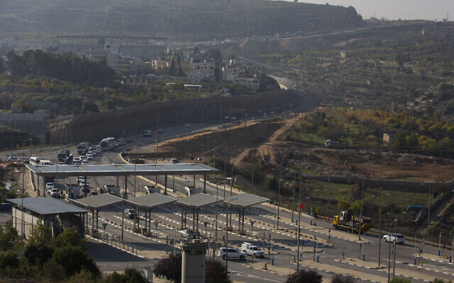 A view of a road in the West Bank, south of Jerusalem, November 29, 2020. (AP Photo/Majdi Mohammed) A view of a road in the West Bank, south of Jerusalem, November 29, 2020. (AP Photo/Majdi Mohammed)