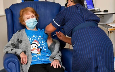 90-year-old Margaret Keenan, the first patient in the UK to receive the Pfizer-BioNTech COVID-19 vaccine, administered by nurse May Parsons at University Hospital, Coventry, England, Dec. 8, 2020 (Jacob King/Pool via AP)