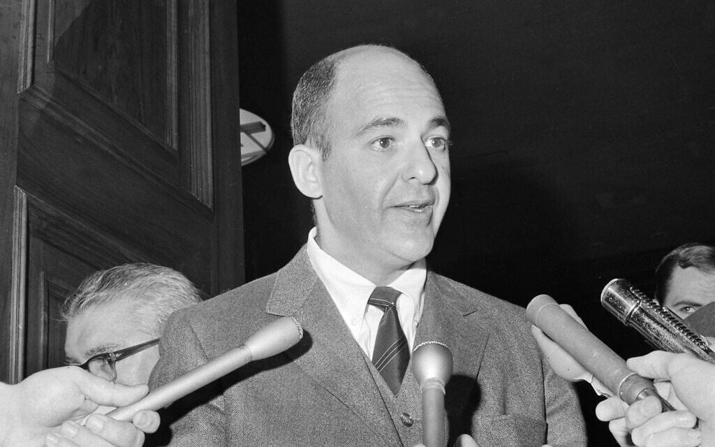 Dr. Cyril Wecht of Pittsburgh, a witness during the hearings to exhume the body of Mary Jo Kopechne, who testified that in his opinion the body should be exhumed, talks to newsmen at Wilkes-Barre, Pennsylvania, October 21, 1969.(AP Photo/Paul Vathis)