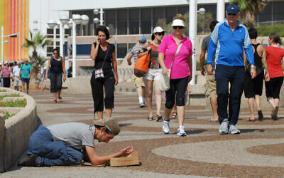 A beggar on Tel Aviv promenade (Gili Yaari / Flash 90).