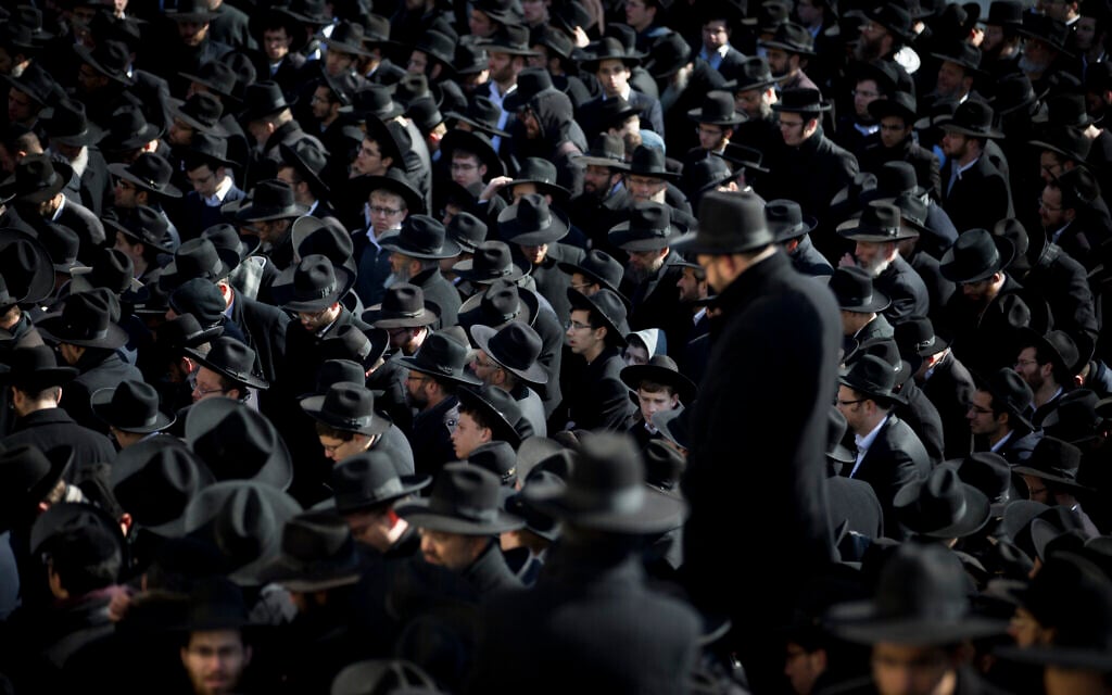 Haredi men attend the funeral of Rabbi Moshe Shapira in Jerusalem on January 8, 2017. (Yonatan Sindel/Flash90) Haredi men attend the funeral of Rabbi Moshe Shapira in Jerusalem on January 8, 2017. (Yonatan Sindel/Flash90)