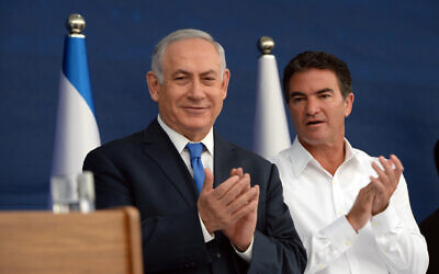 Prime Minister Benjamin Netanyahu (left) and head of the Mossad Yossi Cohen during a toast ceremony for the Jewish New Year on October 2, 2017 (Haim Zach/GPO)