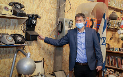 Communications Minister Yoaz Hendel visits the Museum of Antiquities in Gush Etzion, December 8, 2020. (Gershon Elinson/FLASH90) Communications Minister Yoaz Hendel visits the Museum of Antiquities in Gush Etzion, December 8, 2020. (Gershon Elinson/FLASH90)
