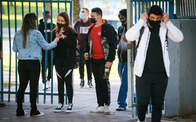 Israeli students arrive at a high school in the southern Israeli city of Ashdod, November 29, 2020. (Flash90) Israeli students arrive at a high school in the southern Israeli city of Ashdod, November 29, 2020. (Flash90)