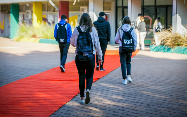 Israeli students arrive at school in the southern city of Ashdod, November 29, 2020 (Flash90) Israeli students arrive at school in the southern city of Ashdod, November 29, 2020 (Flash90)