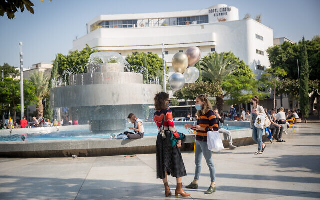 Israelis at Dizengoff Square in Tel Aviv, on December 2, 2020. (Miriam Alster/Flash90) Israelis at Dizengoff Square in Tel Aviv, on December 2, 2020. (Miriam Alster/Flash90)