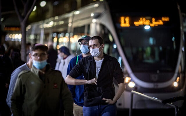 Jerusalemites wearing face masks walk in the city center on December 3, 2020 )(Olivier Fitoussi/Flash90) Jerusalemites wearing face masks walk in the city center on December 3, 2020 )(Olivier Fitoussi/Flash90)
