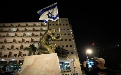 A statue of an anti-Netanyahu demonstrator outside Prime Minister Benjamin Netanyahu's official residence in Jerusalem, December 4, 2020 (Yonatan Sindel/Flash90)