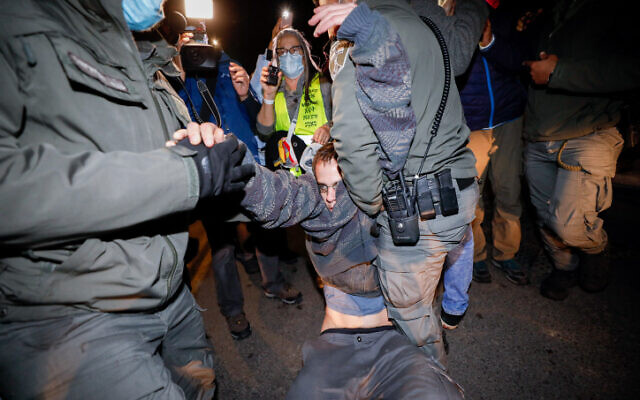 Police clash with protesters against Prime Minister Benjamin Netanyahu in Jerusalem on December 5, 2020 (Olivier Fitoussi/Flash90)