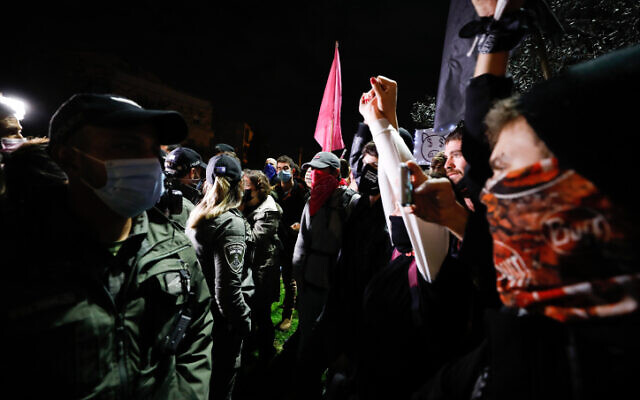Police confront protesters against Prime Minister Benjamin Netanyahu in Jerusalem, on December 05, 2020 (Olivier Fitoussi/Flash90)