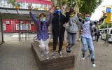 Students return to school in Tel aviv on December 6, 2020. (Avshalom Sassoni/Flash90)