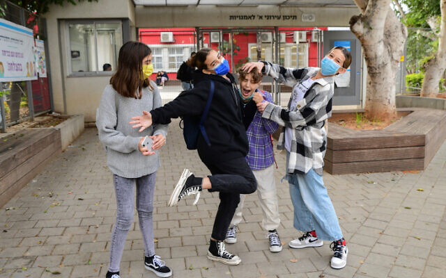 Israeli students wearing face masks return to school in Tel Aviv on December 6, 2020. (Avshalom Sassoni/Flash90) Israeli students wearing face masks return to school in Tel Aviv on December 6, 2020. (Avshalom Sassoni/Flash90)