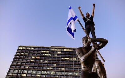 A statue of an anti-Netanyahu demonstrator is installed in Rabin Square in Tel Aviv, December 10, 2020 (Tomer Neuberg/Flash90)