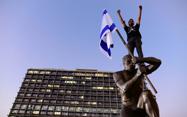 A statue of an anti-Netanyahu demonstrator is installed in Rabin Square in Tel Aviv, December 10, 2020 (Tomer Neuberg/Flash90) A statue of an anti-Netanyahu demonstrator is installed in Rabin Square in Tel Aviv, December 10, 2020 (Tomer Neuberg/Flash90)
