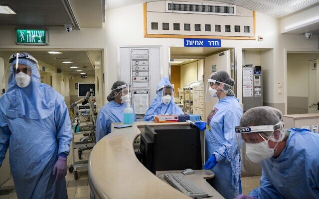 Ichilov Medical Center staff members at the coronavirus unit of the Tel Aviv hospital, December 15, 2020. (Flash90) Ichilov Medical Center staff members at the coronavirus unit of the Tel Aviv hospital, December 15, 2020. (Flash90)