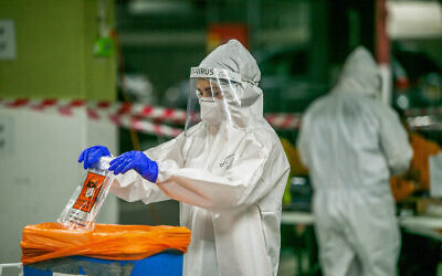 Health care workers take test samples in Modi'in, on December 24, 2020 (Yossi Aloni/Flash90)