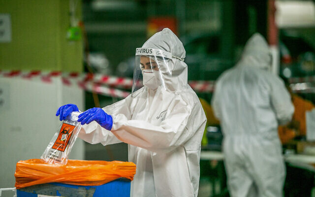 Health care workers take test samples in Modi'in, on December 24, 2020 (Yossi Aloni/Flash90)