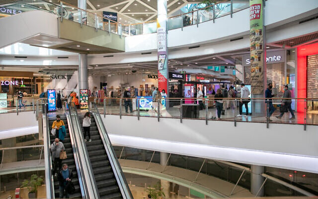Closed down stores at the Azrieli shopping mall in Tel Aviv on December 27, 2020, as Israel enters its third nationwide lockdown in an effort to prevent the spread of the coronavirus. (Yossi Aloni/Flash90) Closed down stores at the Azrieli shopping mall in Tel Aviv on December 27, 2020, as Israel enters its third nationwide lockdown in an effort to prevent the spread of the coronavirus. (Yossi Aloni/Flash90)