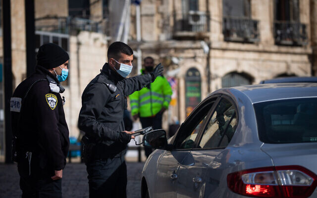 Police at a temporary checkpoint at the Jaffa Gate in Jerusalem on December 28, 2020 (Yonatan Sindel/Flash90) Police at a temporary checkpoint at the Jaffa Gate in Jerusalem on December 28, 2020 (Yonatan Sindel/Flash90)