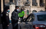 Police at a temporary checkpoint in Jerusalem's Old City on December 28, 2020, during the a third national lockdown to contain the coronavirus. (Yonatan Sindel/Flash90)
