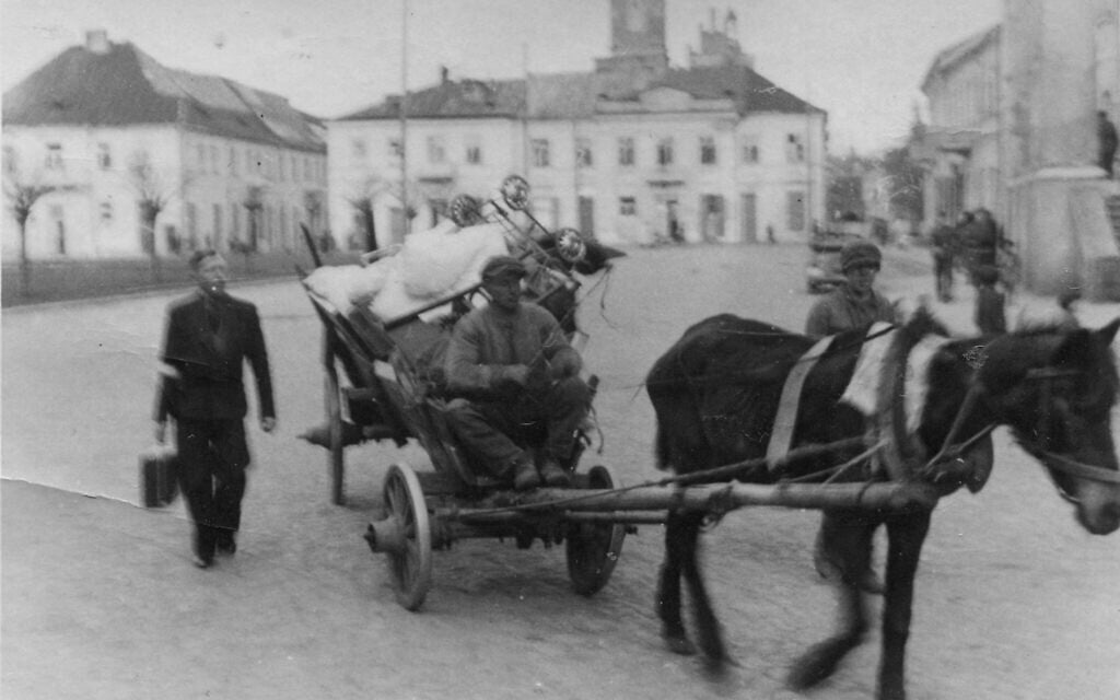 A man moving into the Radom ghetto assisted by a Polish carter. (Courtesy Łukasz Biedka)