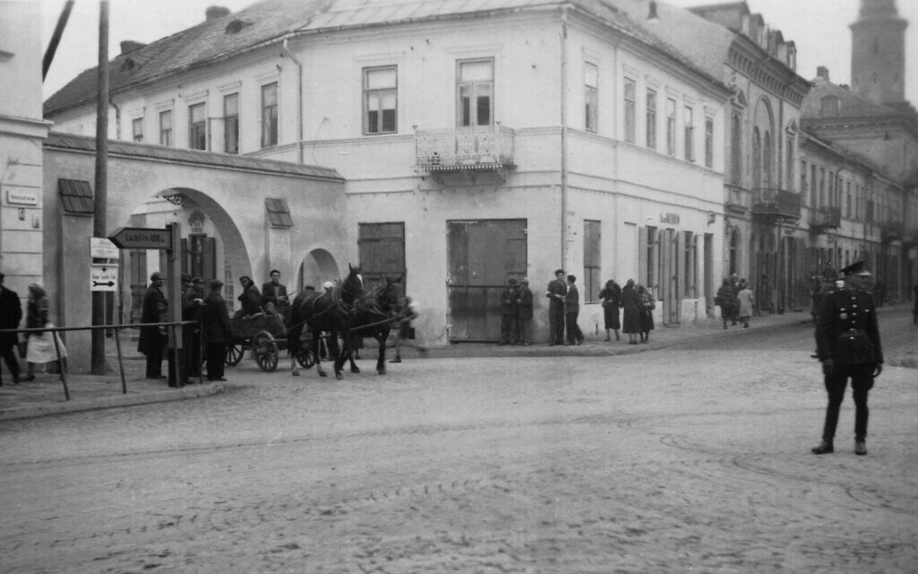 Main entrance to the large ghetto in Radom. On the right, an officer of the Polish 'Blue' Police managing the traffic. (Courtesy Łukasz Biedka)