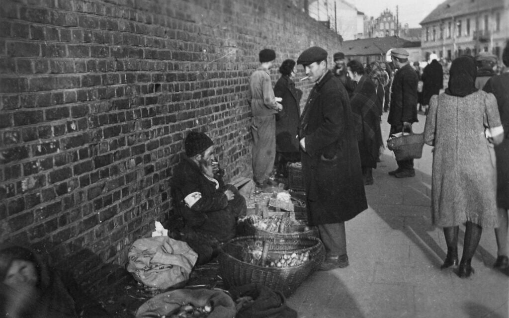 Open- air market on Wałowa Street in the Radom ghetto, between April 1941 and August 1942. (Courtesy Łukasz Biedka)