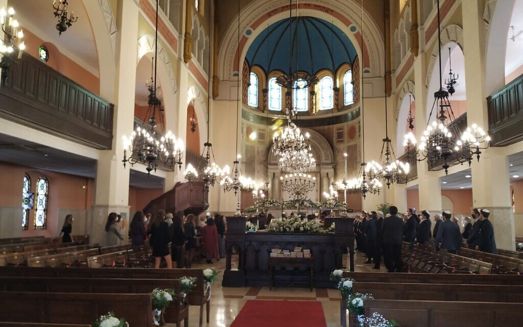 A wedding takes place at the Great Synagogue of Marseille, October 21, 2020. (Yaakov Schwartz/ Times of Israel)
