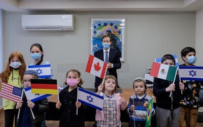 Chairman of The Jewish Agency Isaac Herzog, center, meeting with children who immigrated to Israel during the coronavirus pandemic, December 28, 2020. (David Salem/The Jewish Agency for Israel)