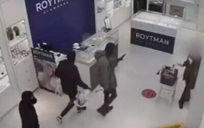 Screen capture from video of three men robbing a Beersheba jewelry store, December 26, 2020. (Channel 12 news)