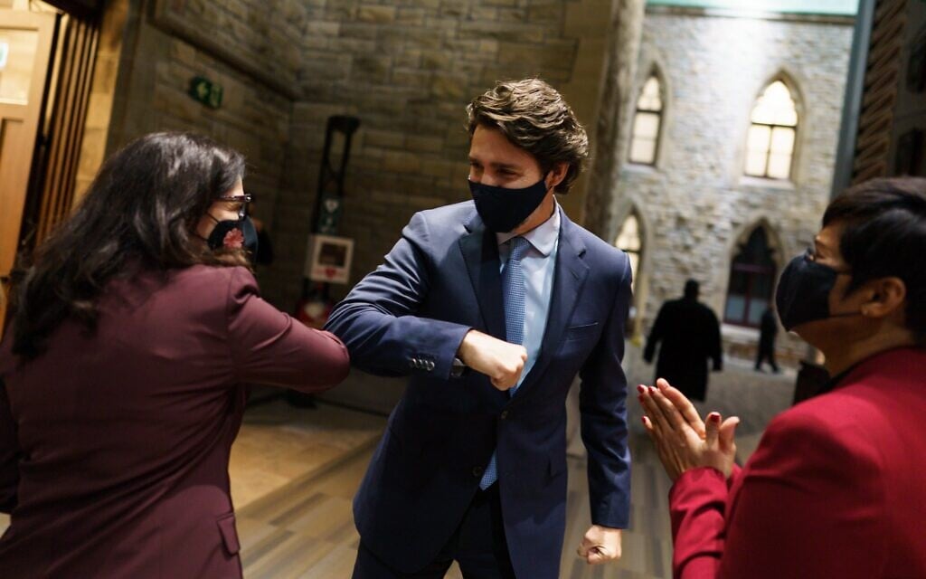 Newly sworn-in MP Ya'ara Saks greets Canadian Prime Minister Justin Trudeau in the antechamber before being introduced to the House of Commons, Ottawa, Canada, November 25, 2020. (Courtesy)