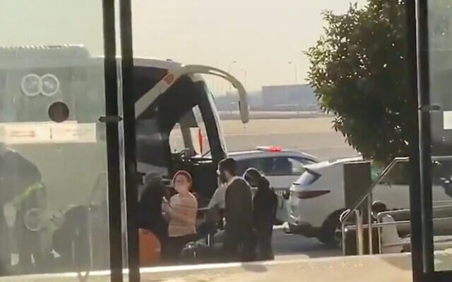 Israeli travelers coming from the United Kingdom board a bus at Ben Gurion Airport to take them to a state-run quarantine hotel in Jerusalem, December 20, 2020. (Screen capture: Twitter) Israeli travelers coming from the United Kingdom board a bus at Ben Gurion Airport to take them to a state-run quarantine hotel in Jerusalem, December 20, 2020. (Screen capture: Twitter)