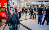 Shoppers at the Ayalon Mall in Ramat Gan, November 29, 2020. (Flash90)