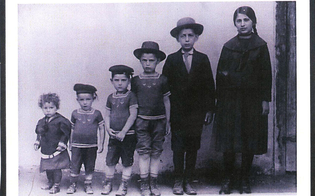 Unreich children in Bratislava, Czechoslovakia c. 1913. Zalman is the youngest, at left. (Courtesy of David Baron)
