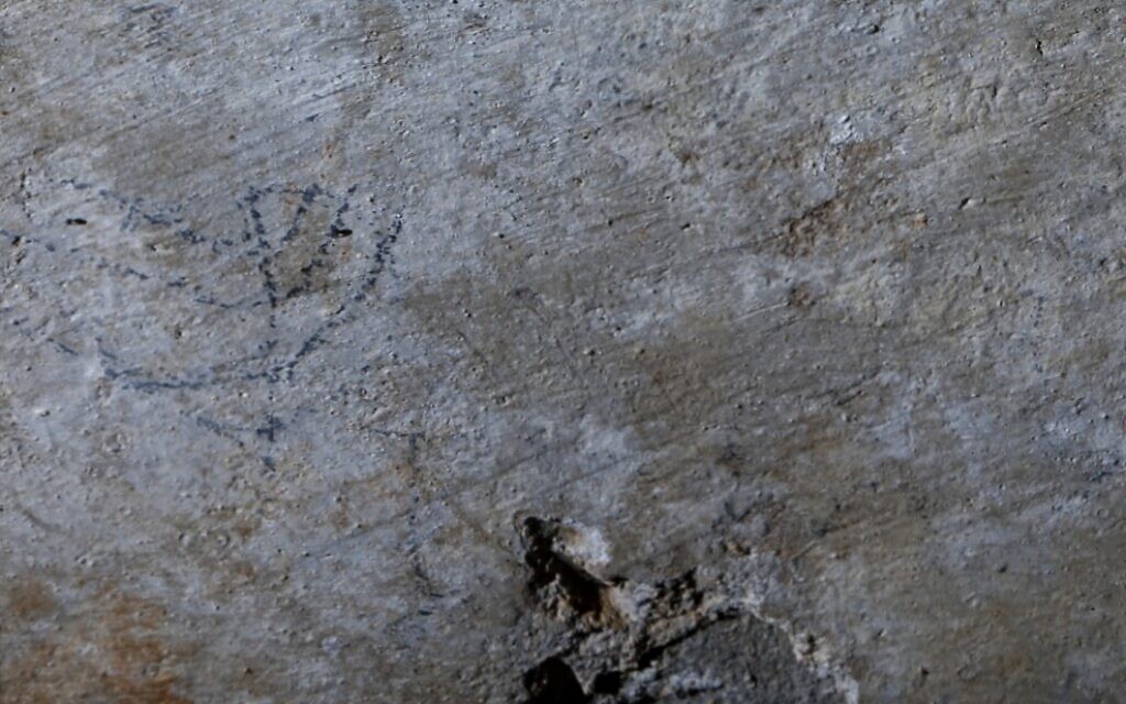 Close-up of the Second Temple-era menorah drawn in a cistern in the al-Aliliyat cliffs near modern Kfar Mukhmas. (Boaz Langford)