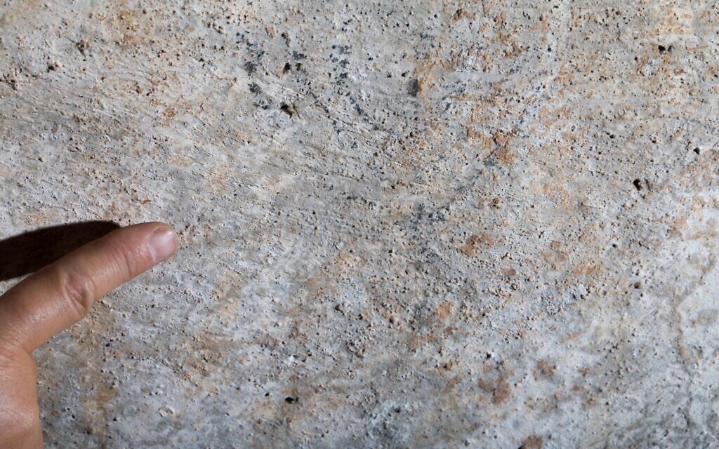 Second Temple-era menorah drawn in a cistern in the al-Aliliyat cliffs near modern Kfar Mukhmas. (Boaz Langford)