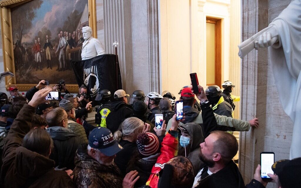 Supporters of US President Donald Trump protest in the US Capitol's Rotunda on January 6, 2021, in Washington, DC. (SAUL LOEB / AFP) Supporters of US President Donald Trump protest in the US Capitol's Rotunda on January 6, 2021, in Washington, DC. (SAUL LOEB / AFP)