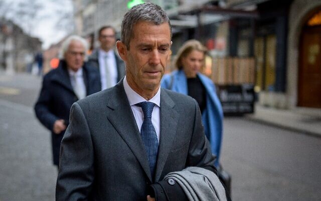 French-Israeli diamond magnate Beny Steinmetz (L) arrives with his lawyers for his trial in Geneva on January 11, 2020. (Fabrice Coffrini/AFP)