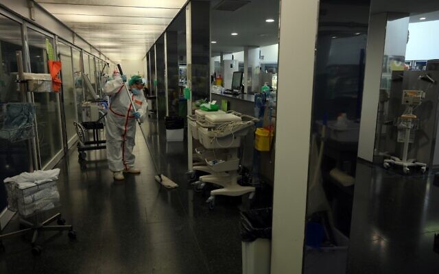 A healthcare worker cleans the floor of the COVID-19 Intensive Care Unit (ICU) at the Hospital Del Mar in Barcelona on January 20, 2021. (LLUIS GENE/AFP) A healthcare worker cleans the floor of the COVID-19 Intensive Care Unit (ICU) at the Hospital Del Mar in Barcelona on January 20, 2021. (LLUIS GENE/AFP)
