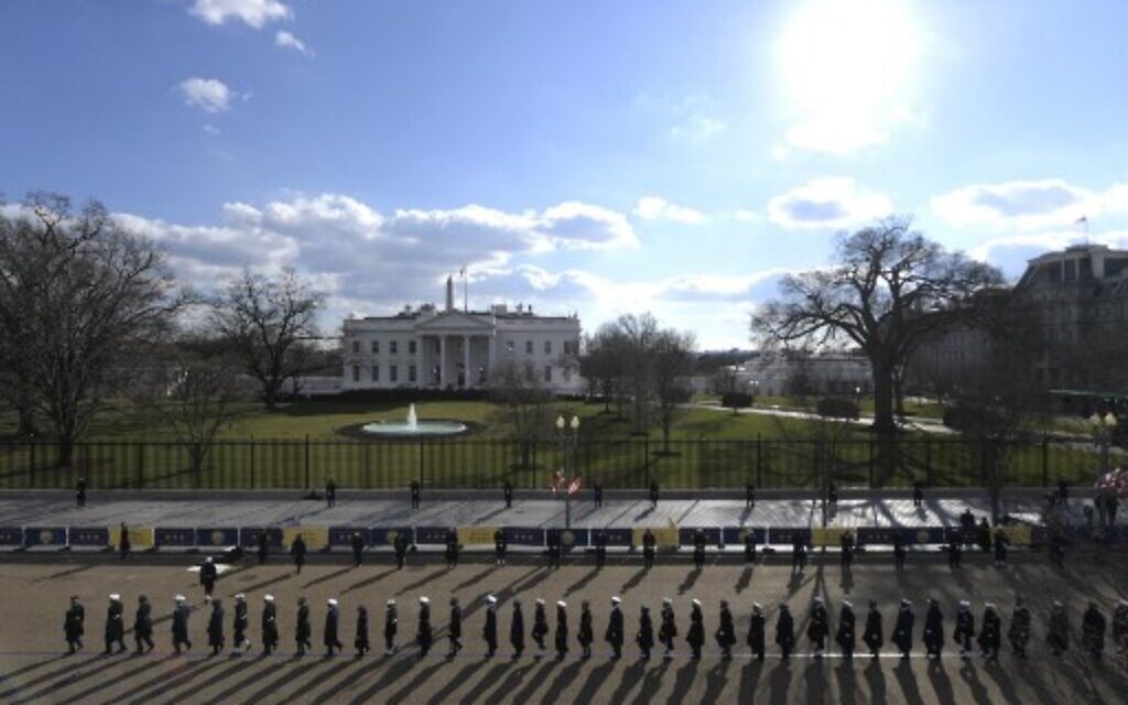 An honor guard deploys to line up along Pennsylvania Avenue in front of the White House in Washington, DC, on January 20, 2021. (Patrick T. FALLON / AFP)