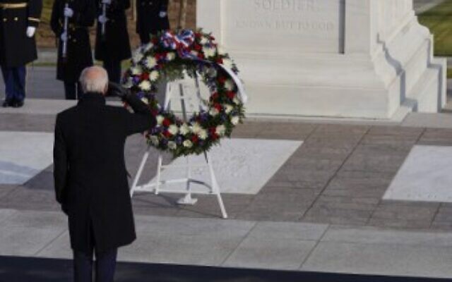 US President Joe Biden and Vice President Kamala Harris lay a wreath at the Tomb of the Unknown Soldier in Arlington Cemetery in Arlington, Virginia, after being sworn in, on January 20, 2021. (JOSHUA ROBERTS / POOL / AFP)