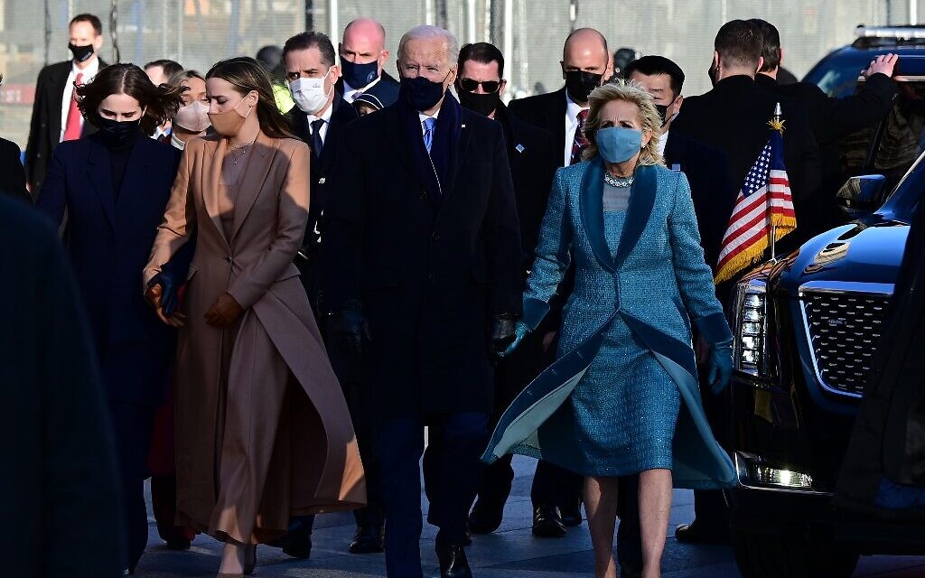 US President Joe Biden (C L) and First Lady Jill Biden walk in front of the White House in Washington, DC, on January 20, 2021. (Photo by JIM WATSON / AFP)